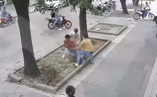 Tres jóvenes fueron golpeados y asaltados por unos treinta delincuentes a bordo de 16 motos