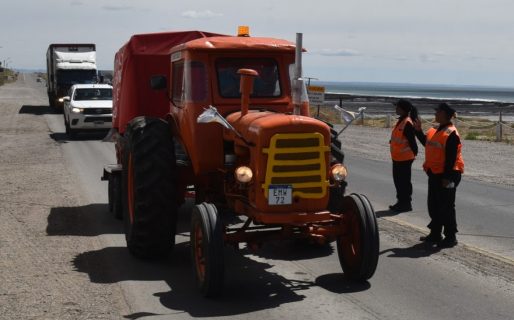 Un hombre recorre el país con un antiguo tractor de campo