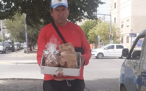 Comodoro: perdió la vista y vende tortas fritas y pan dulces para alimentar a su familia