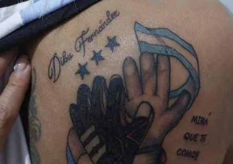 Misión cumplida: arreglaron el tatuaje del «‘Dibu’ Fernández»