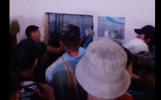 Así rompían a mazazos una puerta para entrar al Obelisco