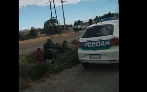 Un conductor cayó en un zanjón y debió ser rescatado por la policía