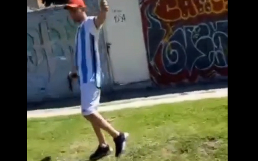 Un joven festejó la llegada de la selección tirándole tiros al pasto