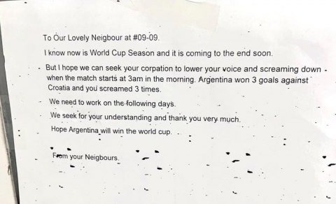 Vecinos de Singapur le pidieron a un argentino que grite más despacio los goles