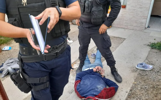 Encontraron a un delincuente robando en su casa, lo redujeron y entregaron a la policía