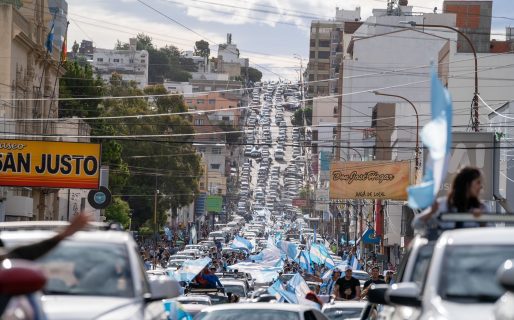 Un auto pasó reproduciendo el himno nacional y todos enloquecieron