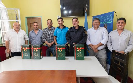 El Municipio entregó cajas navideñas a personal de la Policía del Chubut