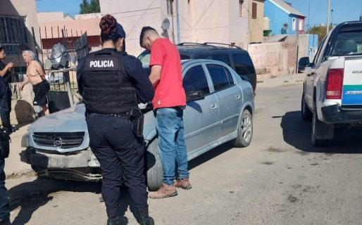 Manejaba borracho y chocó contra dos vehículos estacionados