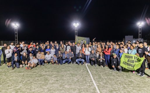 Luque inauguró la iluminación de la cancha de césped sintético de la Universidad