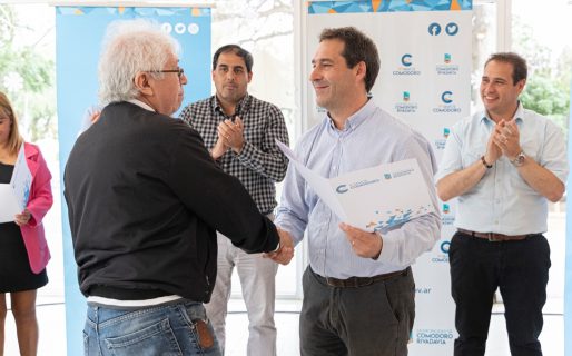 El municipio hizo entrega de títulos de propiedad a familias de Comodoro