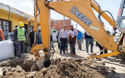 Luque supervisó los avances de la red cloacal en el barrio Sismográfica
