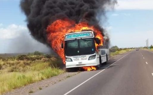 Impactante: un colectivo se incendió en la Ruta 7 entre Trelew y Rawson