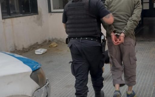Detenido por desobediencia judicial: Paseaba con una cartera de dama
