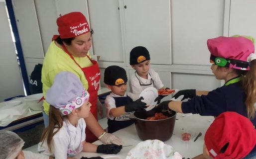 La marca comodorense Veroka enseñó a niños a elaborar dulces