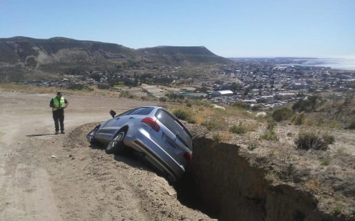 Perdió el control de su auto y volcó en una gran grieta