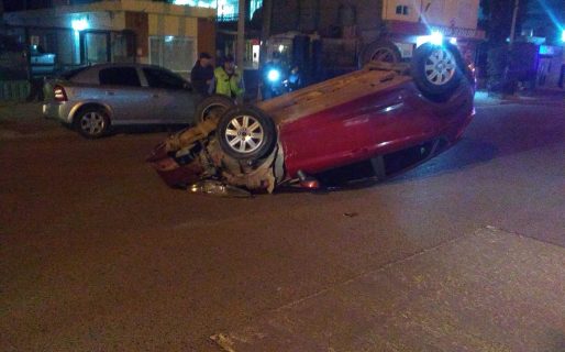 Manejaba con 0,94 g/l de alcohol en sangre, chocó contra un auto estacionado y volcó