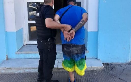 Un hombre amenazó con un arma blanca a la vendedora que lo descubrió robando