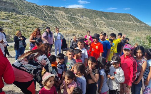 Mujeres petroleras agasajaron a los niños del Merendero del barrio Sismográfica