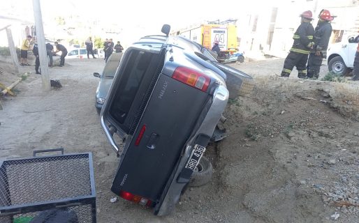 Conducía alcoholizado, desbarrancó y terminó chocando contra un auto estacionado