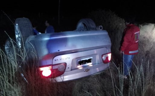 Manejaba borracho, quiso esquivar una oveja y terminó con el vehículo dado vuelta