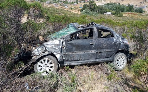 Comodoro: Un auto volcó en el camino Roque González y su conductor se salvó de milagro