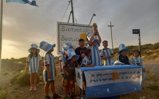 Con himno y acto incluido, los niños del barrio El Atardecer levantaron la copa