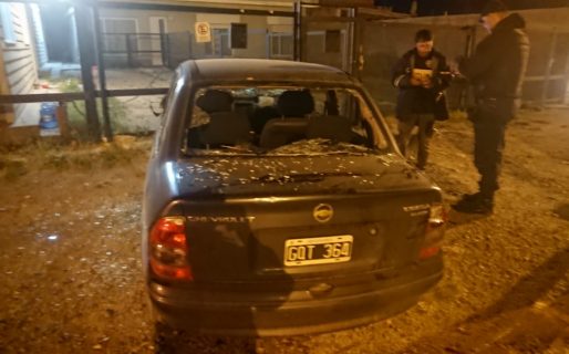 Por criticar a la suegra le destrozaron el auto y lo golpearon