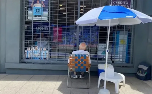 Por cábala, el abuelo viral volvió a mirar la final del Mundial frente a la vidriera de un local