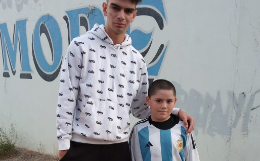 Espíritu solidario y de campeón: le regaló su camiseta a un niño que no tenía para comprarla