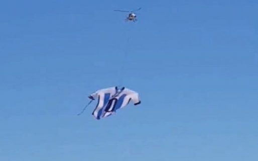 La camiseta de Lionel Messi más grande del mundo flameó en el cielo de Rosario