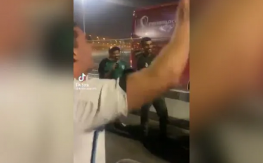 «They are going to Arabia with the a… broken», el brillante cántico traducido hacia un grupo de árabes