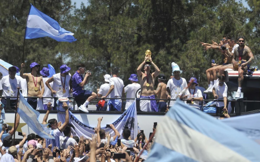 El enorme festejo en las calles, contracara del enfermo juego para hundirlo en la grieta y en la interna