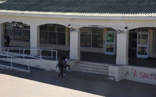 Un menor de 15 años llevó un arma a la escuela e hirió en la cabeza a un estudiante