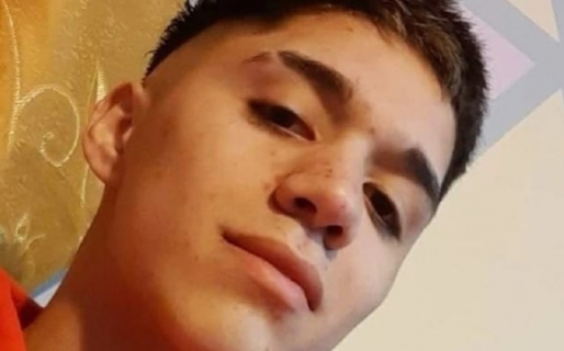 Quiso escapar de la Policía, se cayó y murió al clavarse una reja: familiares denuncian abuso