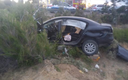 Despistó en plena ruta y terminó atravesando el guardarraíl