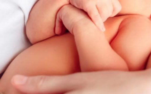 Inesperado: una beba nació con una cola de casi 6 centímetros