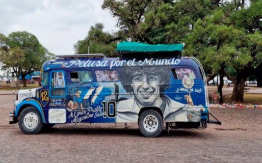 Por amor a Diego Maradona viajan a Nápoles en un colectivo de 1961
