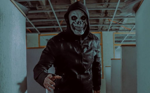 Se disfrazó de monstruo para asustar a su pareja, pero ella tenía un martillo y casi le rompe la cabeza