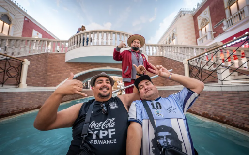 El desopilante viaje de dos argentinos a bordo de un bote en la Venecia de Qatar: “Es el Titanic”