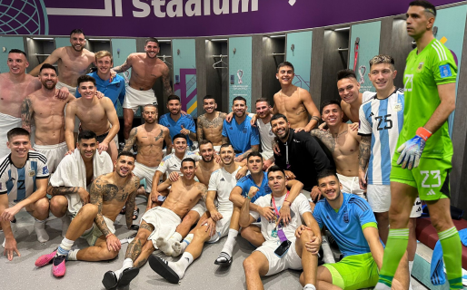 Ni se nota: el ‘Dibu’ faltó para la foto grupal y lo agregaron con una obra de arte