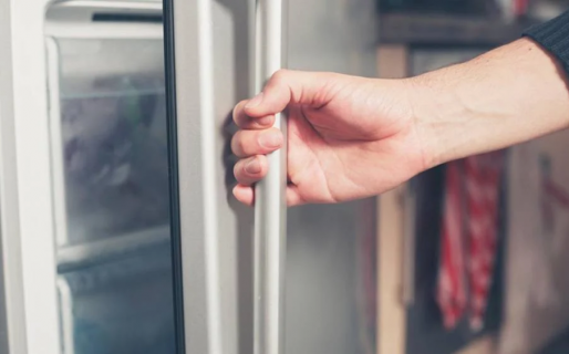 Un joven quiso abrir la heladera y murió electrocutado