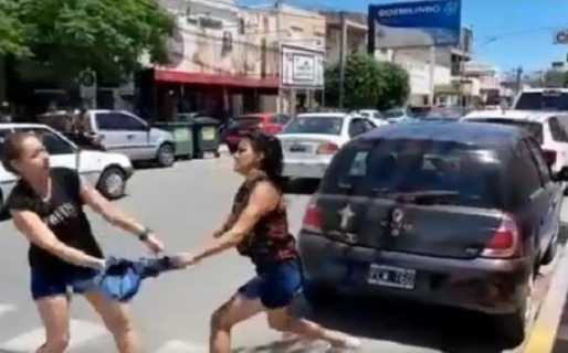 Brutal pelea en la calle: una mujer quiso apuñalar a otra a plena luz del día