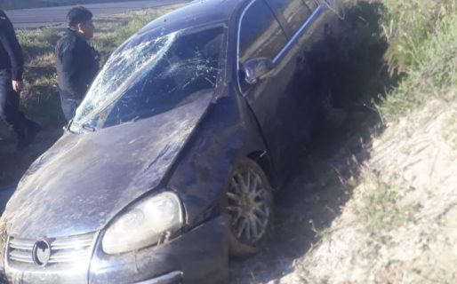 Un VW Vento volcó en el Camino Roque González