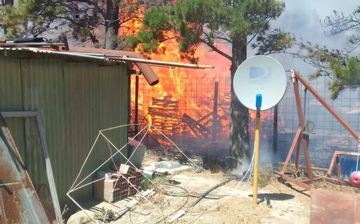 Bomberos controlaron incendio de vivienda y pastizales en Km. 14