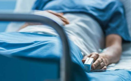 Le amputan las piernas a un joven que comió sobras de comida del día anterior