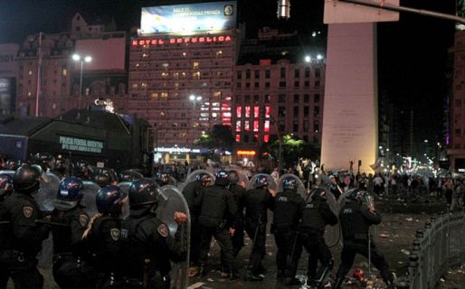 Graves incidentes en el Obelisco: hinchas que habían ido a esperar a la selección argentina atacaron a la Policía y hay ocho efectivos heridos