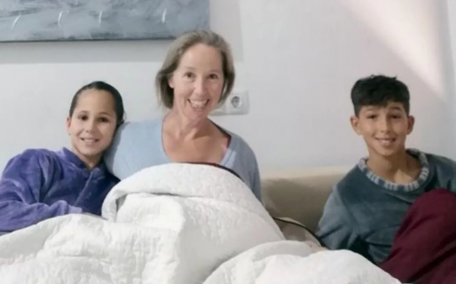 La furia de una mamá que fue criticada por hacer colecho con sus hijos de 10 y 12 años