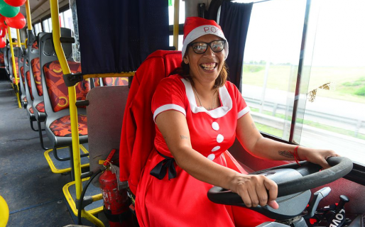 Mamá Noel al volante: “Pocha”, la chofer cordobesa, mantiene su tradición en la previa de Navidad