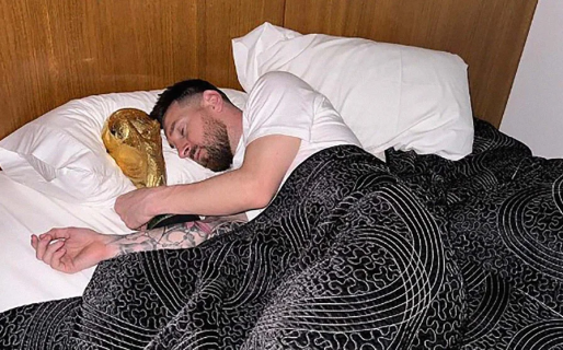 La foto de Messi durmiendo con la Copa del Mundo tras su llegada a la Argentina