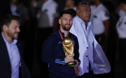 La Selección argentina campeona del mundo llegó al país y miles de personas se acercaron al Obelisco